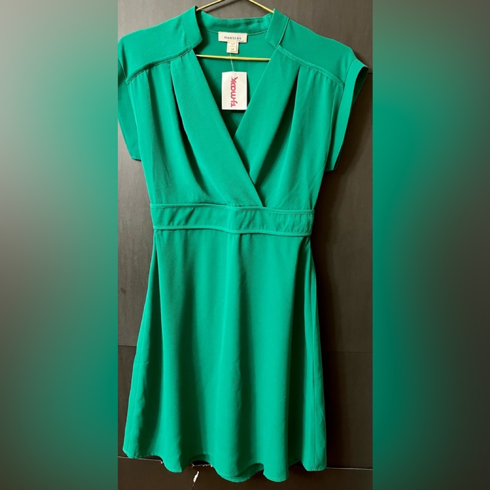 BNWT-Gorgeous Kelly-green dress by monteau. Size M